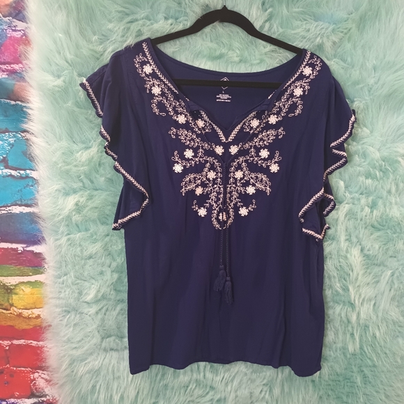 St. John's Bay Tops - St John's Bay Blue and White Floral Print Short Ruffle Sleeve Top Size L